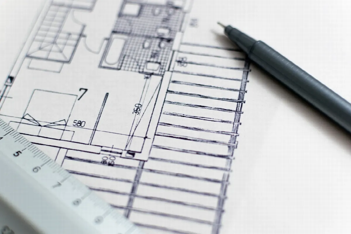 Comptable examinant des documents sur un bureau