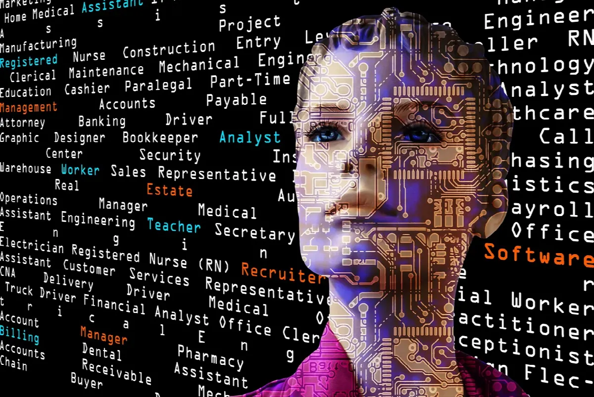Analyste calculant coûts d'acquisition sur ordinateur