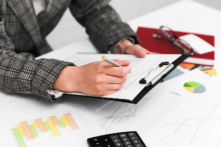 Bureau comptable avec papiers et documents ouverts