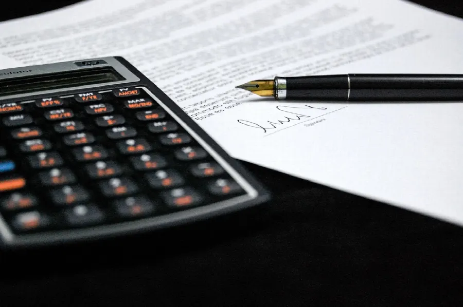 Bureau comptable avec papiers et documents ouverts