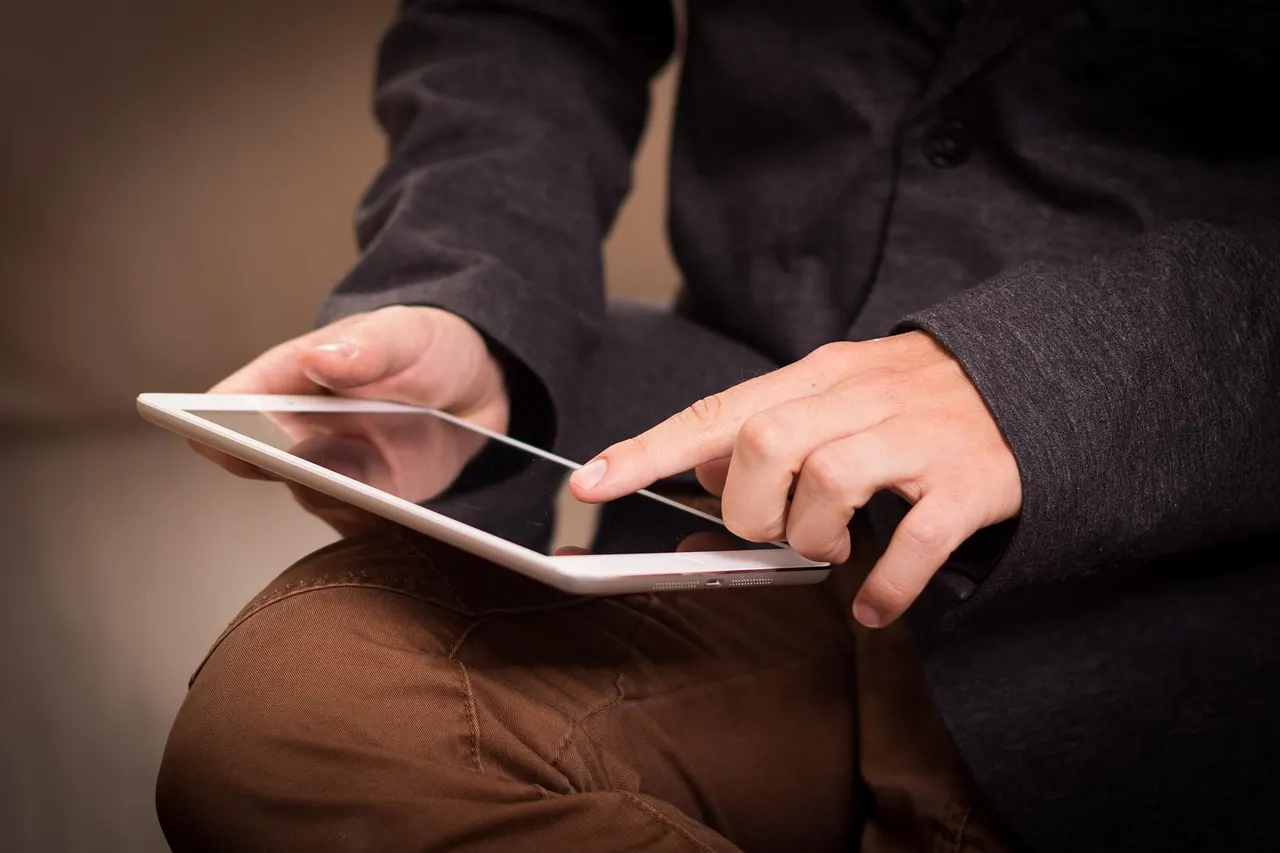 Propriétaire de boutique utilisant une tablette au bureau